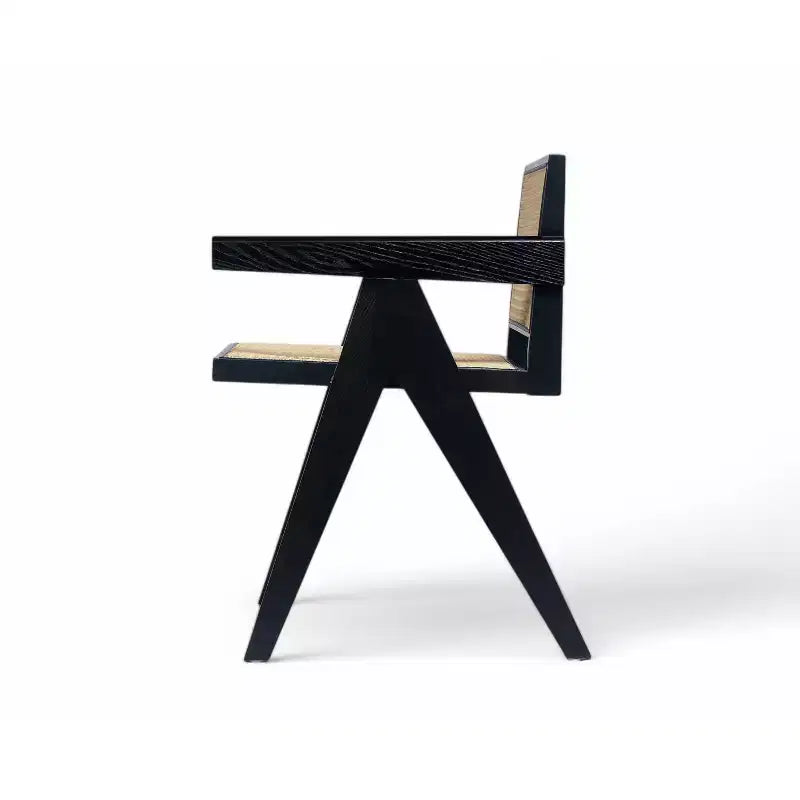 Chaise de salle à manger avec accoudoirs en bois d'hévéa et cannage et pieds en forme de V