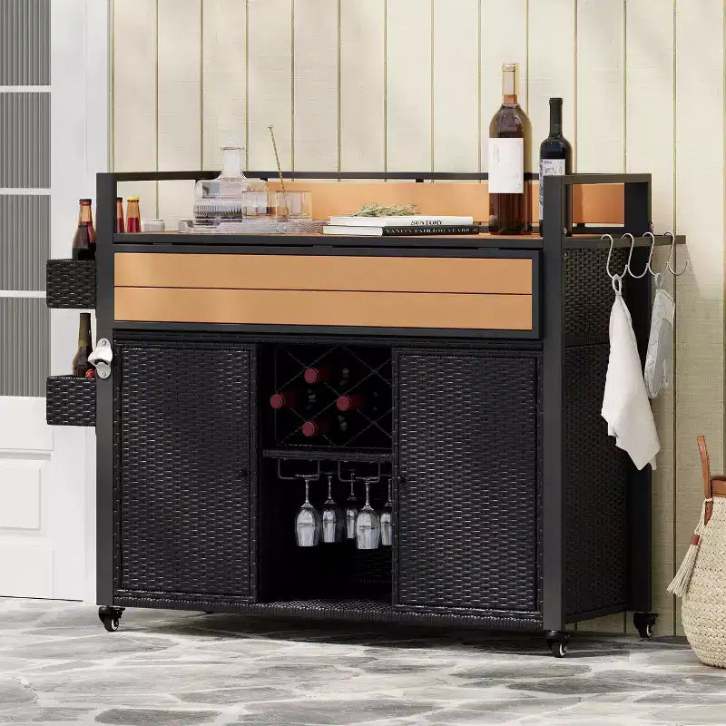 Chariot de grillades d'extérieur en osier de 52,8 po avec plateau de table étendu, îlot de cuisine roulant avec grand rangement, porte-épices et roues verrouillables