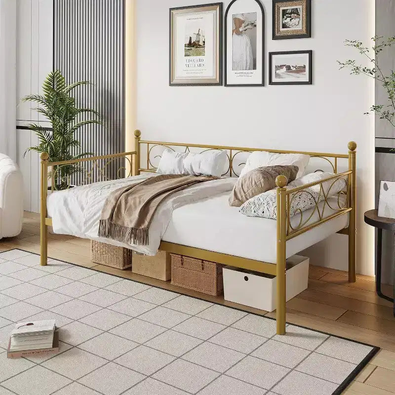 Cadre de lit de repos double avec lit gigogne, tête de lit florale et lattes en acier robustes, idéal pour les salons et les chambres d'amis, doré