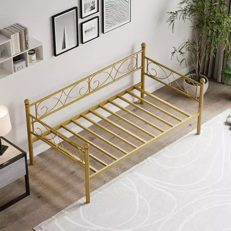 Cadre de lit de repos double avec lit gigogne, tête de lit florale et lattes en acier robustes, idéal pour les salons et les chambres d'amis, doré