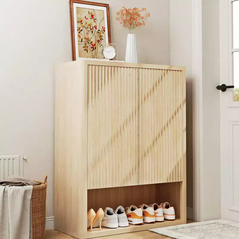 Meuble à chaussures à 5 niveaux cannelé de 113 cm de haut avec portes, meuble de rangement à chaussures moderne avec étagères réglables, autoportant pour entrée et couloir