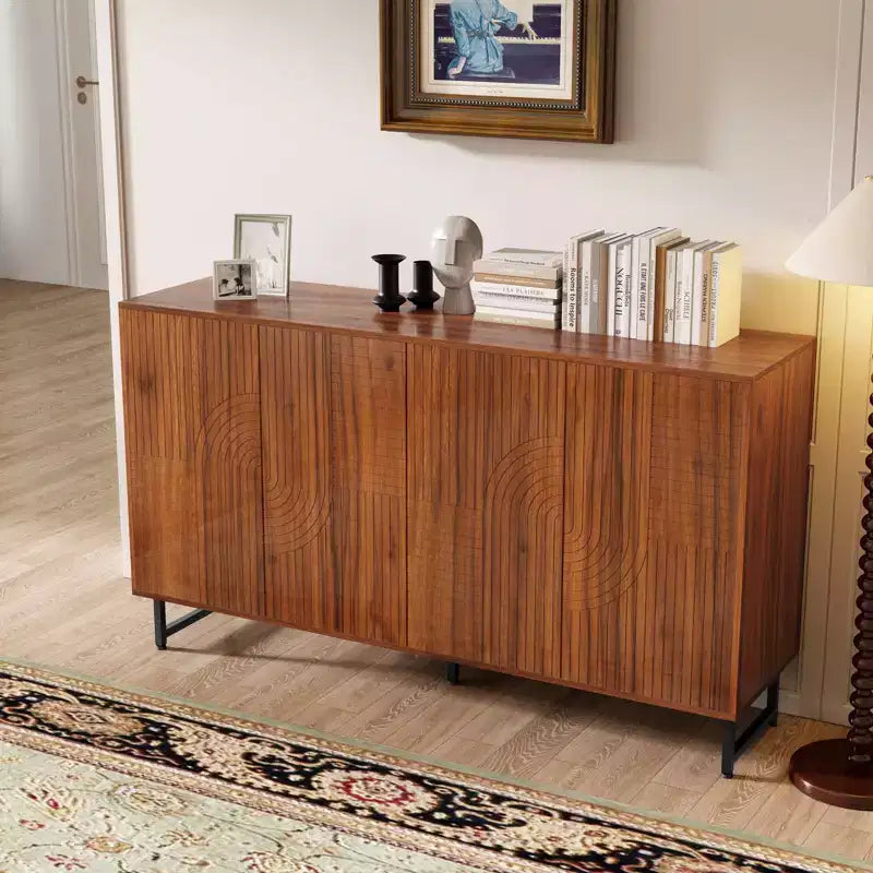 Buffet en noyer premium du milieu du siècle avec portes sculptées géométriques